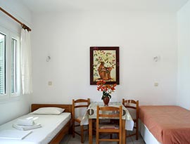Υπνοδωμάτιο με δύο μονά κρεβάτια