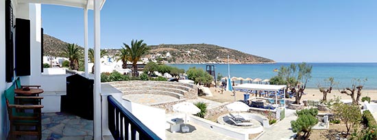 Μπαλκόνι με θέα στη θάλασσα στα διαμερίσματα Λέανδρος στη Σίφνο