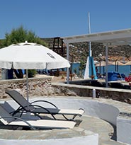 Πλακόστρωτη αυλή με ξαπλώστρες