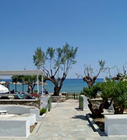Πλακόστρωτη αυλή δίπλα στη θάλασσα