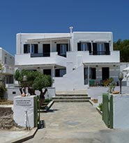 Η είσοδος από την πλευρά της παραλίας