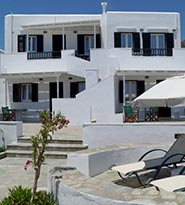 Ομπρέλες και ξαπλώστρες στα διαμερίσματα Λέανδρος στη Σίφνο