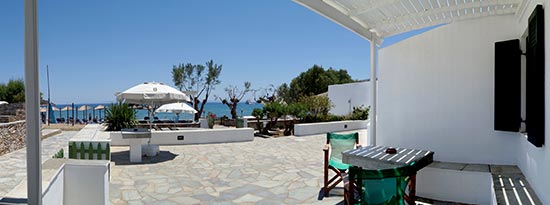 Πλακόστρωτη αυλή δίπλα στη θάλασσα