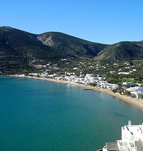 Η παραλία του Πλατύ Γιαλού στη Σίφνο