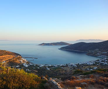 Η παραλία του Πλατύ Γιαλού στη Σίφνο